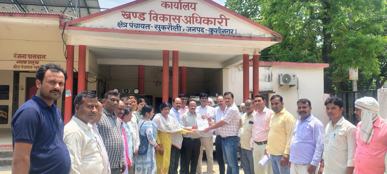 रोजगार सेवकों का कलम बंद हड़ताल बीडीओ को सौंपा ज्ञापन