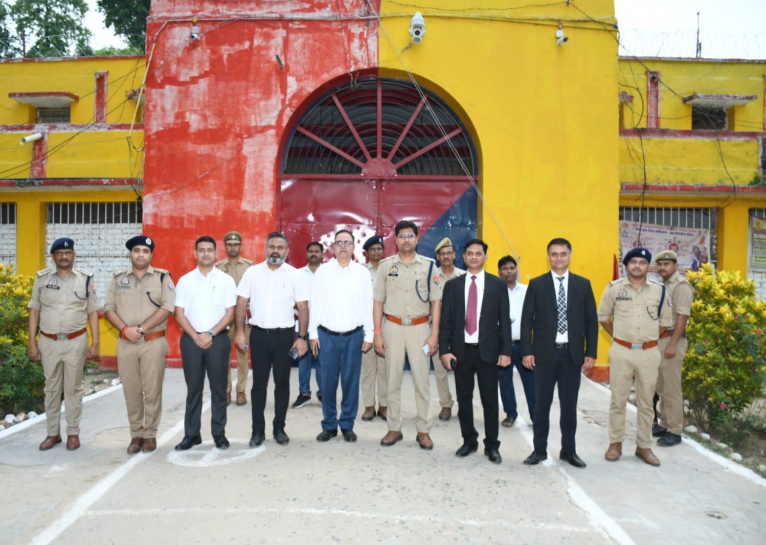 जिला जज, जिलाधिकारी और पुलिस अधीक्षक ने किया जिला कारागार देवरिया का आकस्मिक निरीक्षण
