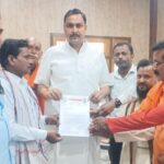 खड्डा में प्रेस क्लब की मांग तेज, पत्रकारों ने विधायक विवेकानंद पांडेय को सौंपा ज्ञापन