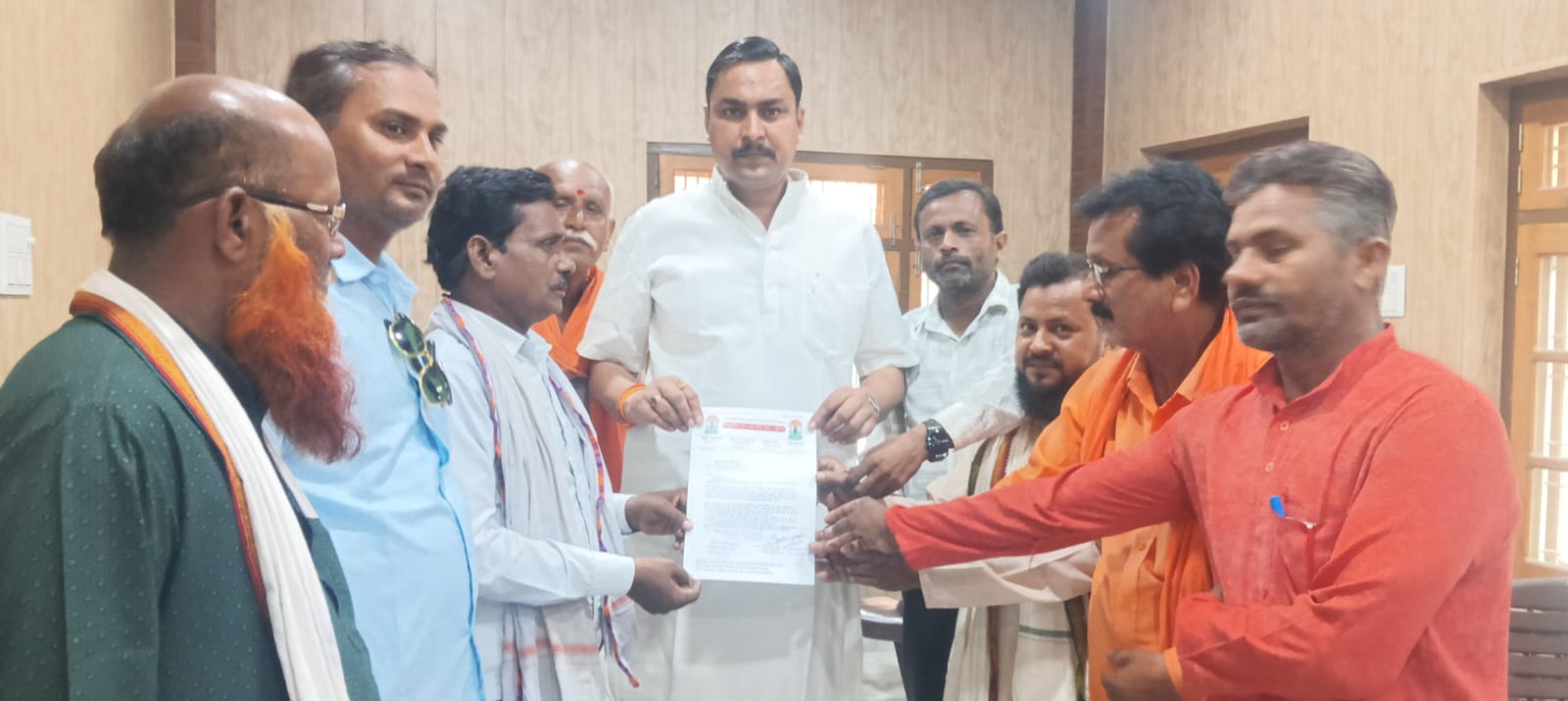 खड्डा में प्रेस क्लब की मांग तेज, पत्रकारों ने विधायक विवेकानंद पांडेय को सौंपा ज्ञापन
