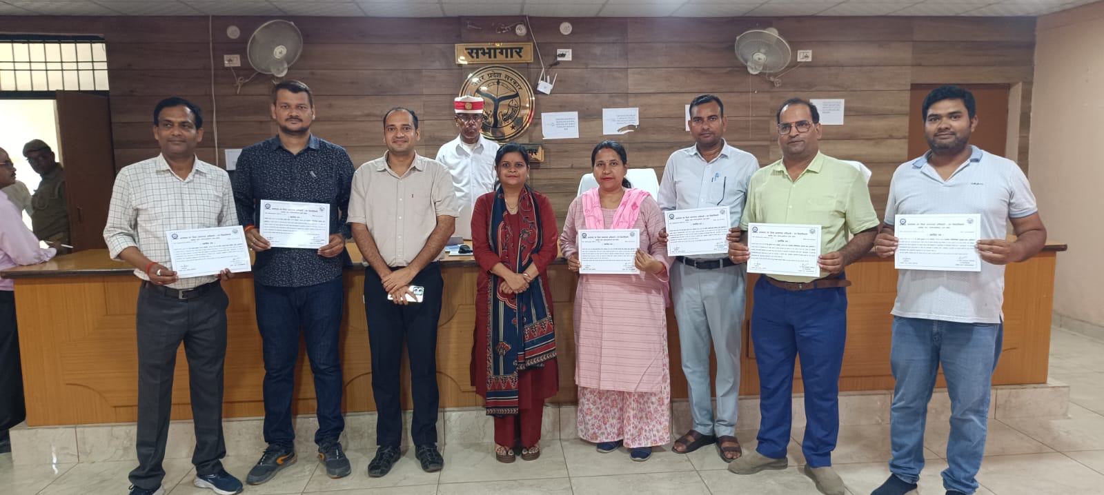 डिस्ट्रिक्ट फील्ड ट्रेनर्स की कर्तव्यनिष्ठा का हुआ सम्मानतहसील हाटा में प्रशस्ति पत्र देकर किया गया सम्मानित