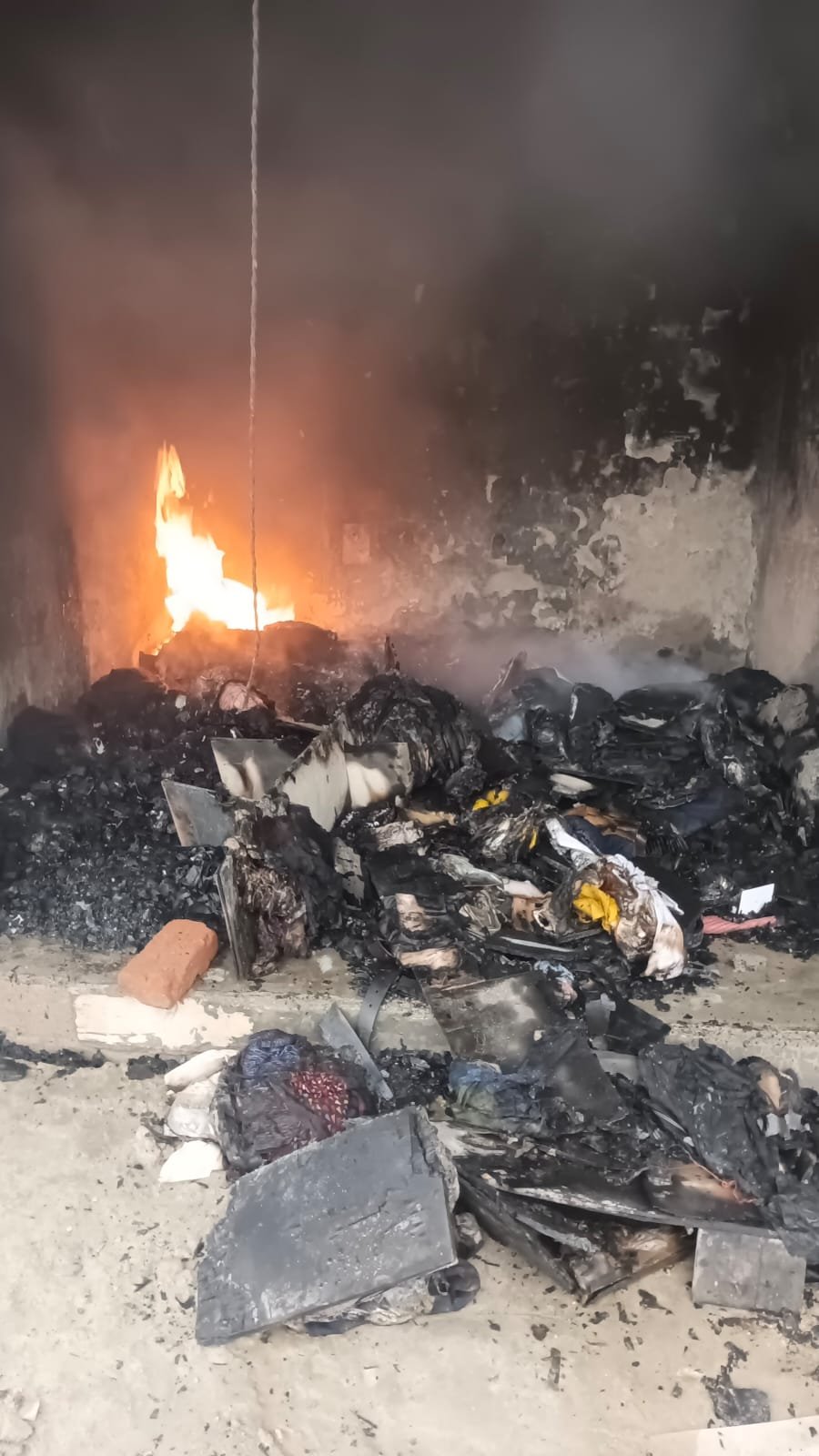 रेडीमेड कपड़ों की दुकान में आग, आठ लाख का सामान जलकर राख