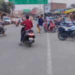 सड़क की पटरी पर अतिक्रमण से राहगीर परेशान, दुर्घटना की आशंका
