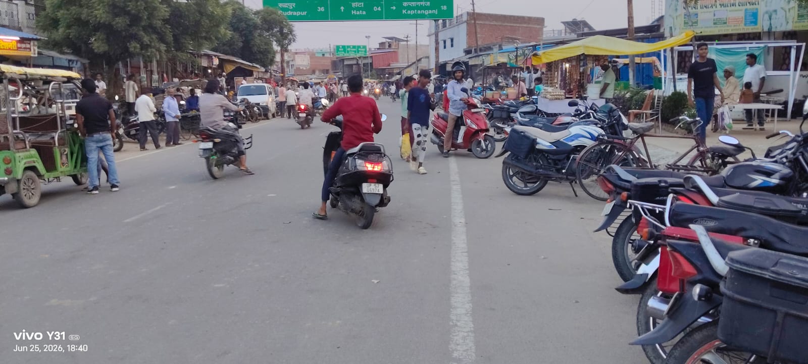 सड़क की पटरी पर अतिक्रमण से राहगीर परेशान, दुर्घटना की आशंका