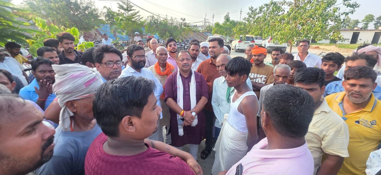 अंत्येष्टि स्थल पहुंचकर विधायक पी.एन. पाठक ने दी श्रद्धांजलि