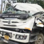 नौरंगिया चौराहे पर बड़ा हादसा टला, पेड़ से टकराया 16 चक्का ट्रक