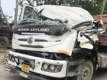 नौरंगिया चौराहे पर बड़ा हादसा टला, पेड़ से टकराया 16 चक्का ट्रक