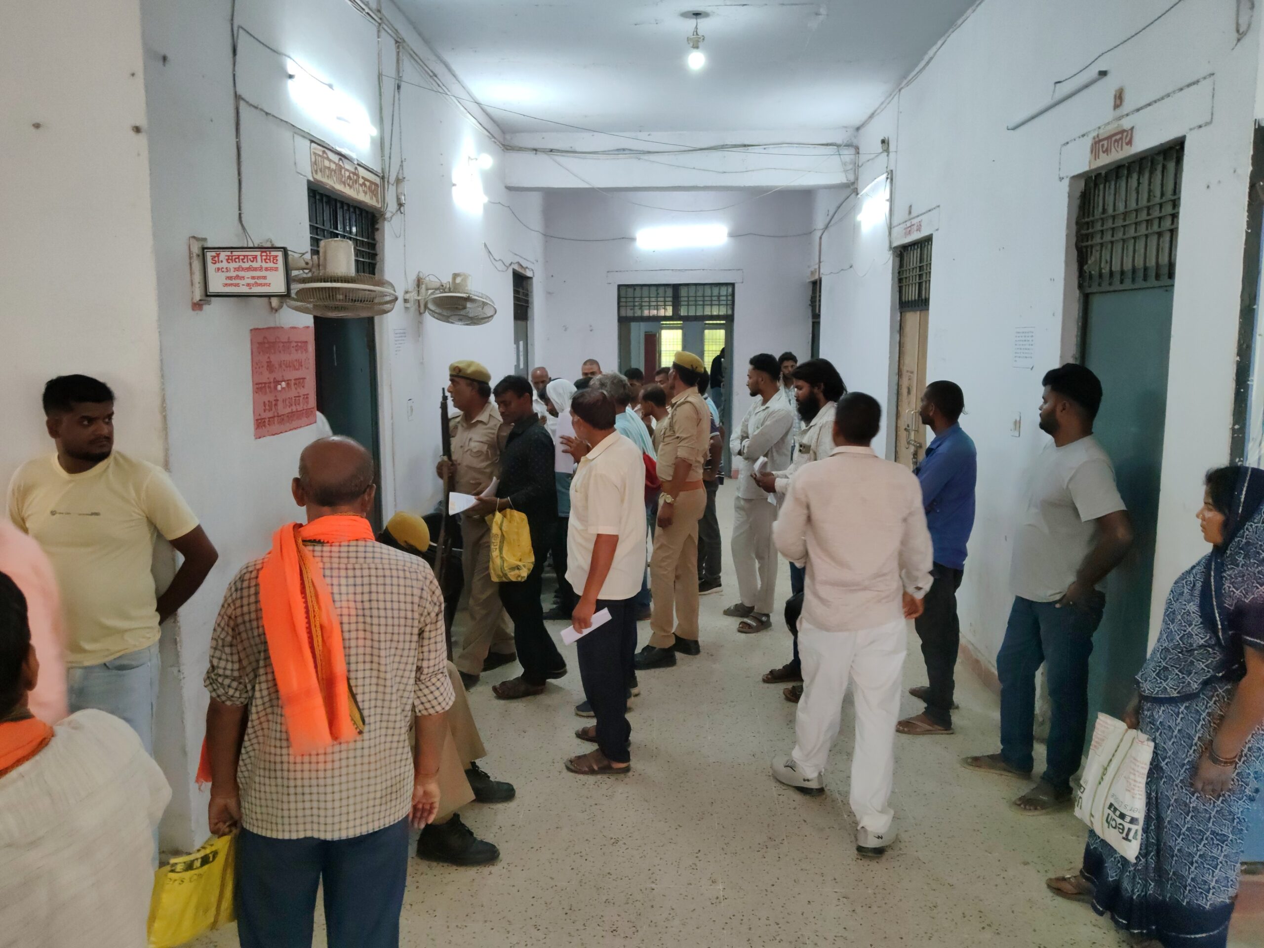 कसया तहसील का हाल अधिकारी कई&nbsp; तैनात लेकिन फरियादी बेहाल।