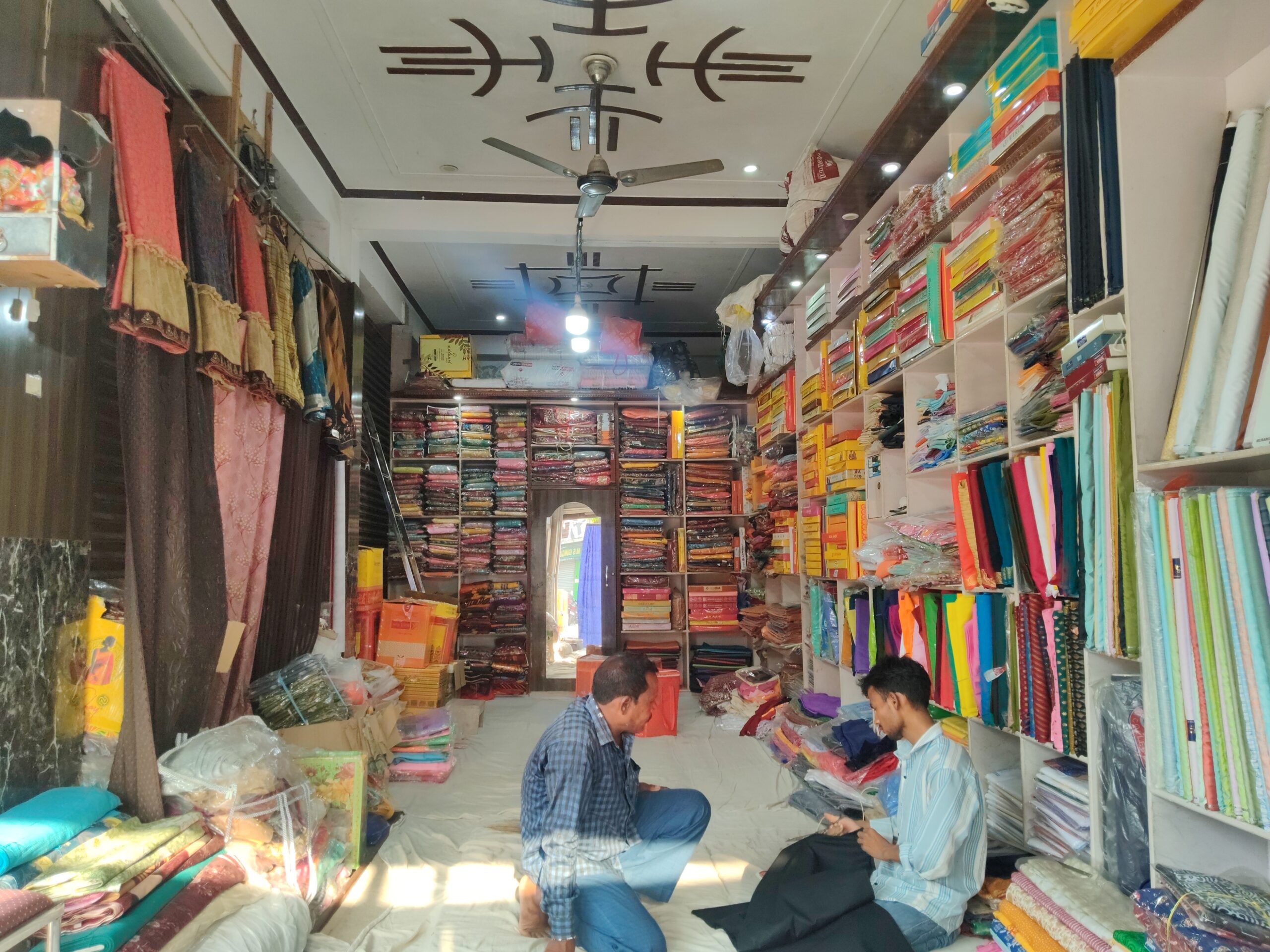 माता श्री साड़ी सेंटर : आधुनिक वस्त्रों का भरोसेमंद प्रतिष्ठान