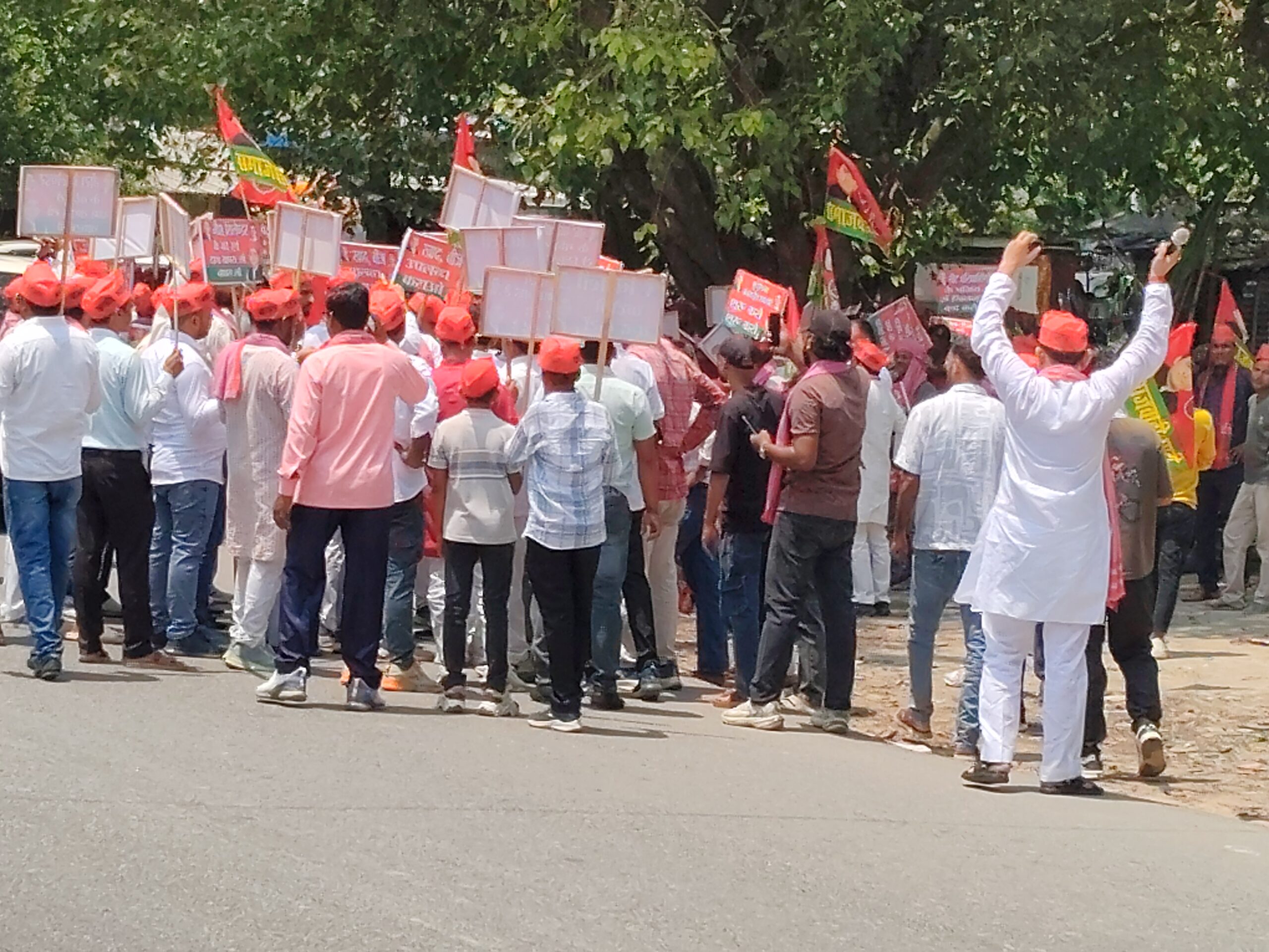 जिला मुख्यालय पर राजनीतिक गतिविधियों का रहा केंद्र, सपा ने सौंपा एडीएम को ज्ञापन, भाजपा नेताओं ने किया प्रभारी मंत्री दारा सिंह चौहान का&nbsp; भव्य स्वागत