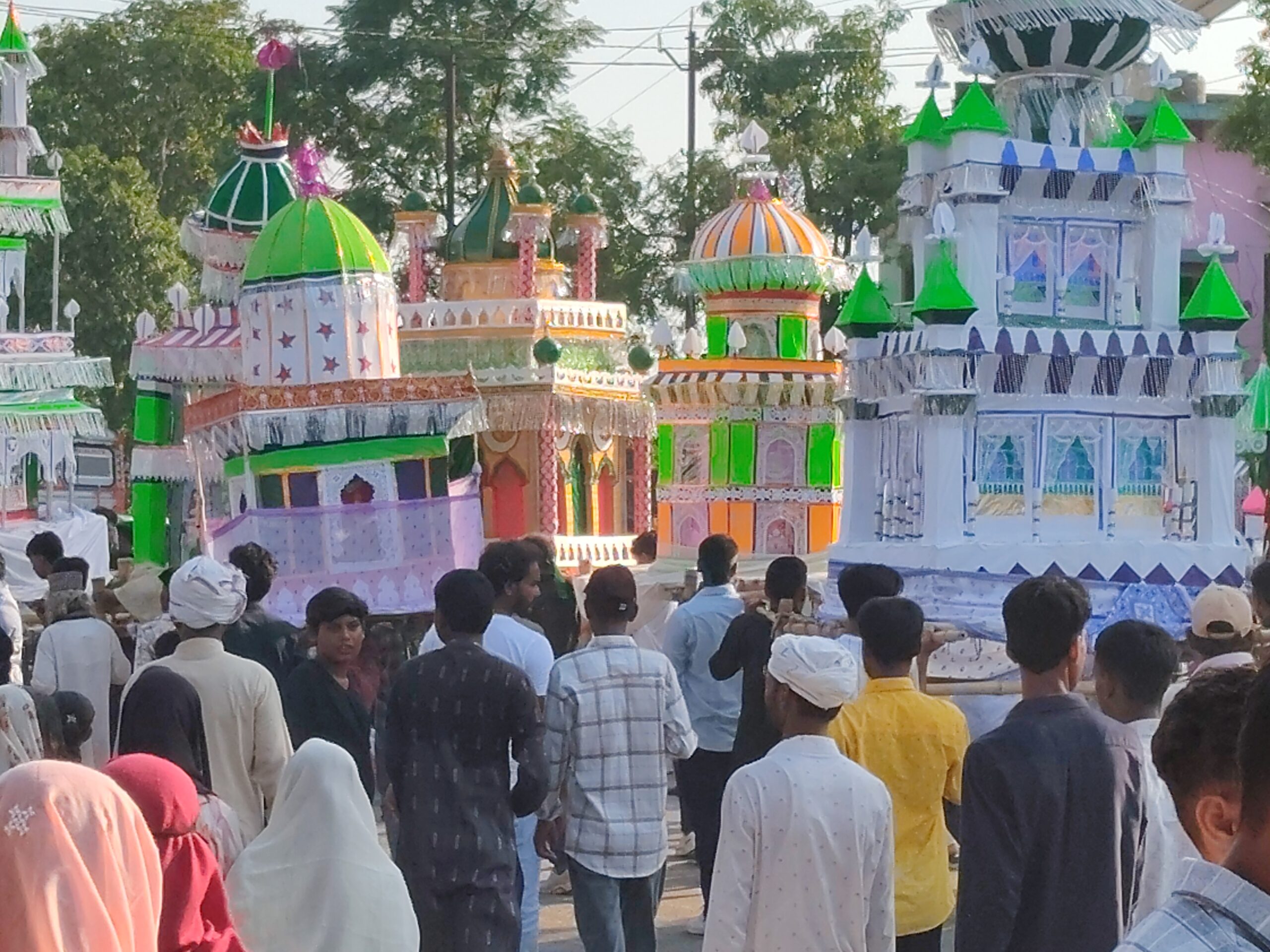मुहर्रम के अवसर पर मुस्लिम समुदाय द्वारा पारंपरिक रीति-रिवाजों के साथ ताजिया जुलूस निकाला गया।