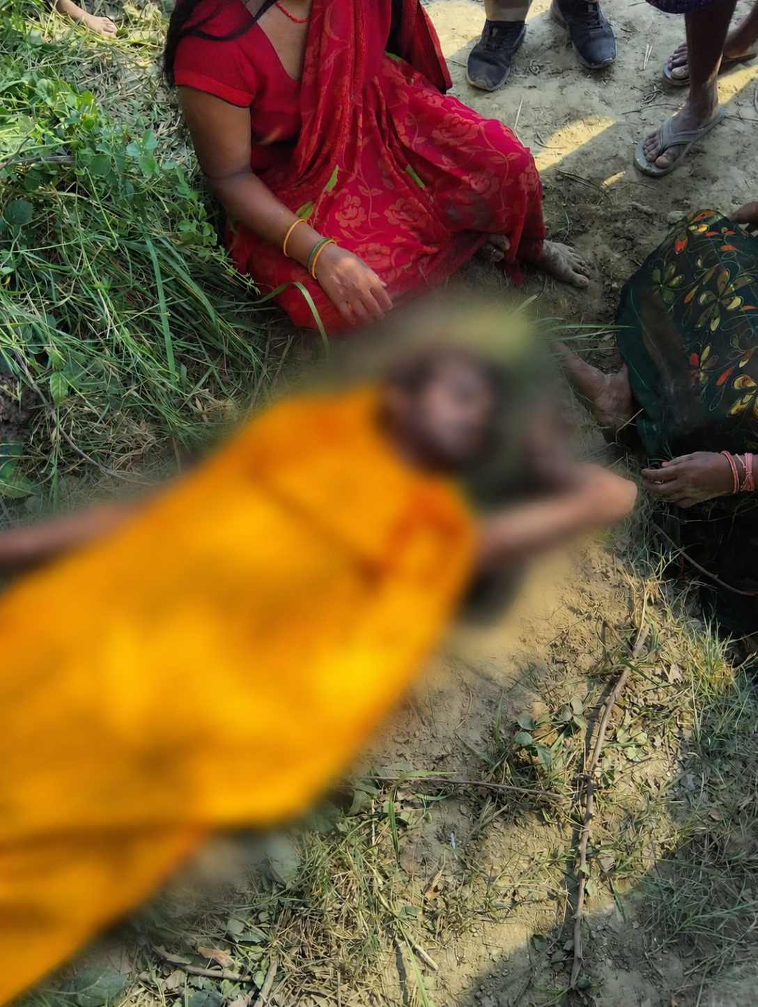पेड़ से युवक का शव लटकता मिलने से सनसनी, जांच में जुटी पुलिस
