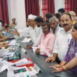 सम्पूर्ण समाधान दिवस में जिलाधिकारी ने सुनीं जनसमस्याएं, अधिकारियों को दिए समयबद्ध निस्तारण के निर्देश