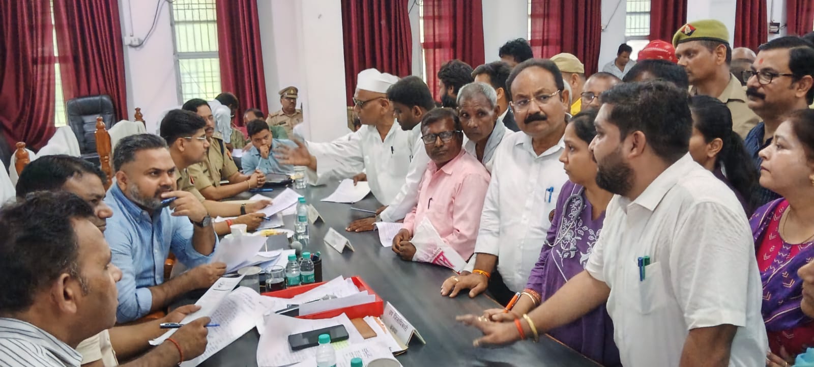 सम्पूर्ण समाधान दिवस में जिलाधिकारी ने सुनीं जनसमस्याएं, अधिकारियों को दिए समयबद्ध निस्तारण के निर्देश