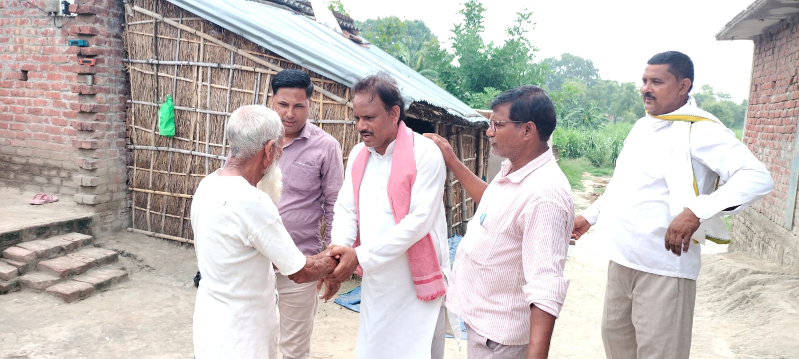सपा नेता संतोष यादव का जनसंपर्क कार्यक्रम, पीडीए चेतना यात्रा को मिला ग्रामीणों का समर्थन