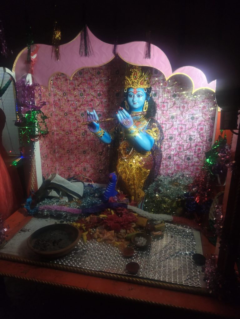सारे पहरेदार सो गए, वासुदेव बनकर श्रीकृष्ण को लेकरसारे पहरेदार सो गए, वासुदेव बनकर श्रीकृष्ण को लेकर निकले थानाध्यक्ष निकले थानाध्यक्ष