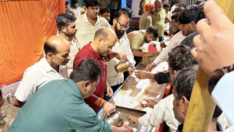 पडरौना डोल मेला में श्रद्धालुओं की सेवा के लिए नगर पालिका की विशेष पहल, जलकल भवन गेट पर जलपान की व्यवस्था