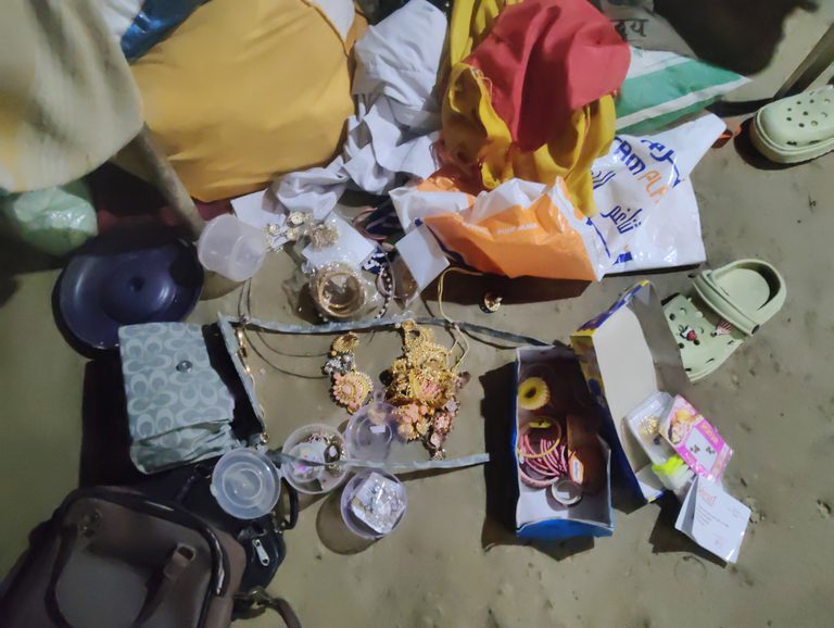 कसया में चोरों का आतंक, मेन गेट का ताला तोड़कर नकदी-जेवरात चोरी
