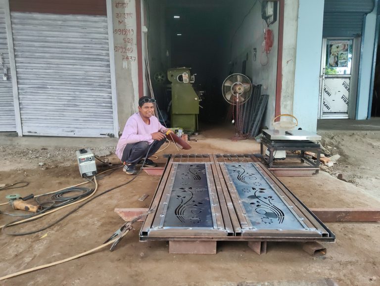 गांव में रहकर शहरों जैसी सुविधा देना बड़ी बात, लौह कला के क्षेत्र में संत राधेश्याम जायसवाल की अलग पहचान