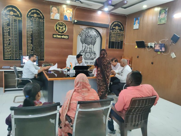 जनसुनवाई में फरियादियों की समस्याएं सुनते ज्वाइंट मजिस्ट्रेट अक्षय दीपक